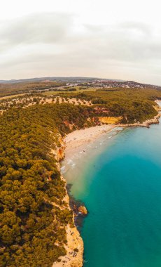 Tropikal sahil ve gök mavisi deniz dalgalarının inanılmaz hava manzarası