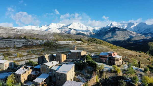 Dağları Eski Binaları Gören Güzel Kış Manzarası — Ücretsiz Stok Fotoğraf