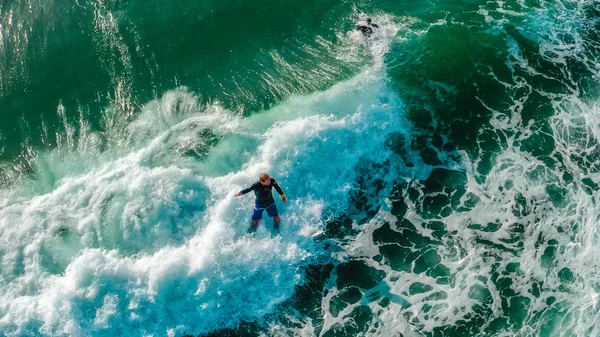 Wasserspritzer Ozean Und Surfer — kostenloses Stockfoto