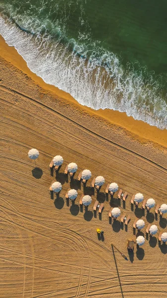 Geweldig Uitzicht Vanuit Lucht Zandstrand Azuurblauwe Zee Golven — Gratis stockfoto