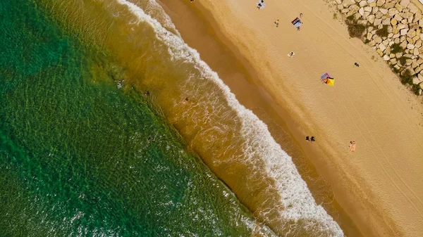 Удивительный Вид Воздуха Песчаный Пляж Лазурные Морские Волны — Бесплатное стоковое фото