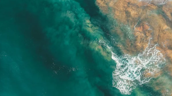 美丽的沙滩和蔚蓝的海浪的空中景观 — 免费的图库照片