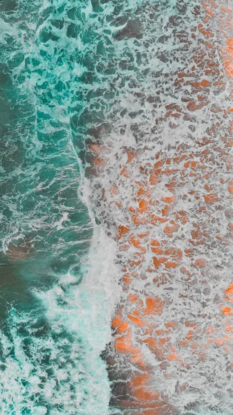 Geweldig Uitzicht Vanuit Lucht Zandstrand Azuurblauwe Zee Golven — Gratis stockfoto