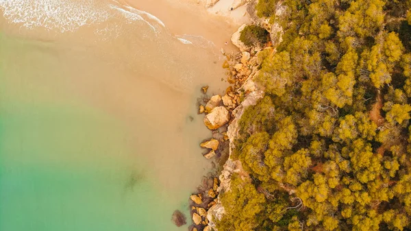 Vedere Aeriană Uimitoare Plajei Nisip Valurilor Mare Azure — Fotografie de stoc gratuită