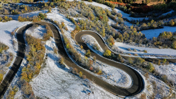Road and snowy trees aerial view, Catalonia, Spain — Stock Image Road Snowy Trees Aerial View Catalonia Spain — Stock Photo, Image