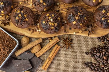 Çikolatalı tatil kekleri.