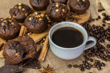 Çikolatalı tatil kekleri.