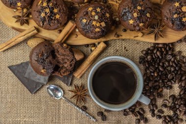 Çikolatalı tatil kekleri.