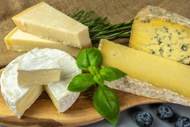 Yaban mersinli ve otlu peynir çeşitleri