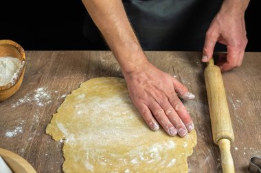 Erkek eli hamuru yoğurur.