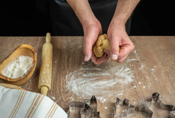 Menselijke handen kneden het deeg — Stockfoto