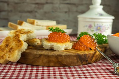 Kırmızı havyar ile tost