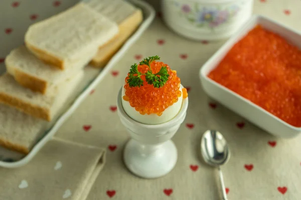 Kırmızı havyarla doldurulmuş haşlanmış yumurta. 