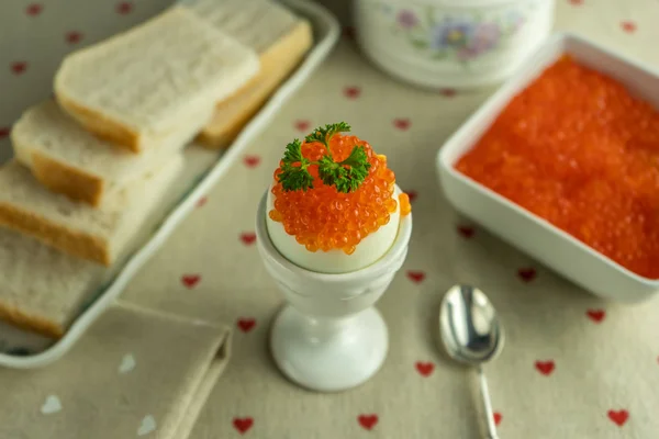 Gekochtes Ei gefüllt mit rotem Kaviar Stockbild