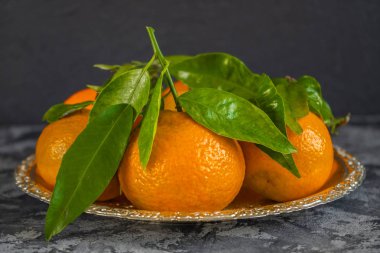 Dalı olan taze mandalinalar 