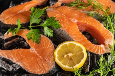 Buzlu somon bifteği. 