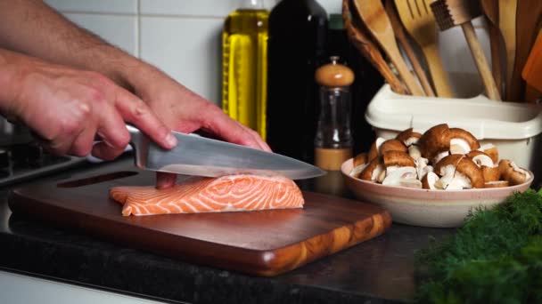 Las manos del hombre cortando salmón en una tabla de madera — Vídeos de Stock