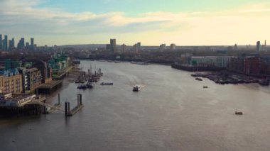 Tower Köprüsü 'nden Thames Nehri' nin üst manzarası. Tekne nehirde yüzüyor.,