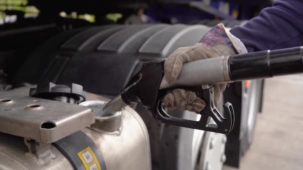 Reabastecimento de um tanque de combustível de um caminhão em um posto de gasolina — Vídeo de Stock