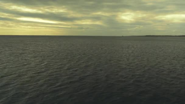 Deniz fenerinin siluetiyle güzel bulutlu bir gün doğumu — Stok video