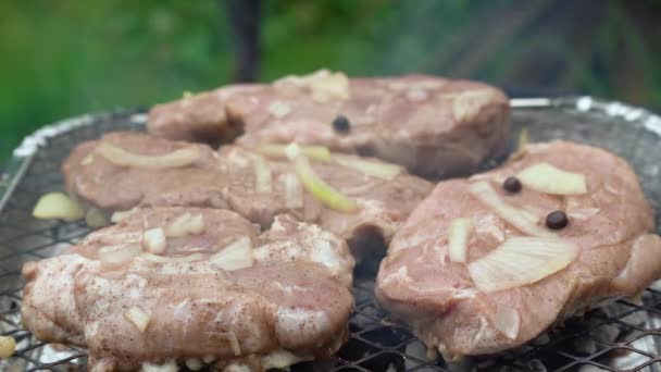 Vepřové steaky se smaží na pánvi venku, zblízka, 4K — Stock video
