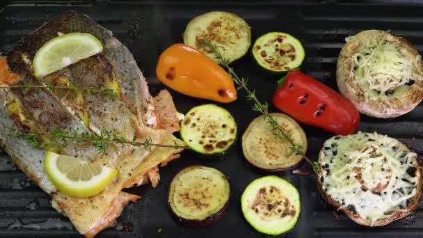 El pescado con verduras cocinadas a la parrilla, salmón a la parrilla, vista superior, 4K — Vídeos de Stock