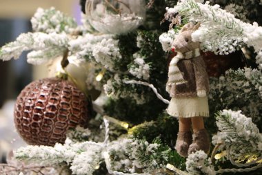 Fotoğraf 7 Aralık 2019 'da çekildi. Mor ve bej renkte Noel ağacı süslemesi.