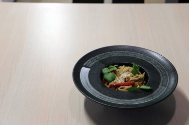 Fotoğraf 20 Aralık 2019 'da çekildi. Hafif ahşap bir masanın üzerinde duran şapka şeklinde bir tabak..