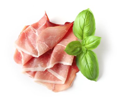 Prosciutto dilimi beyaz arkaplanda