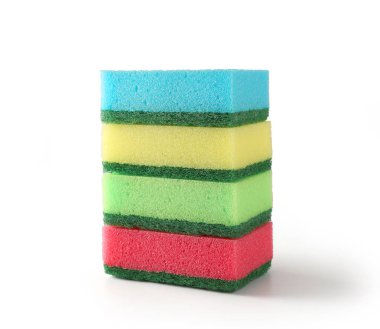 Beyaz arka planda bulaşık süngeri