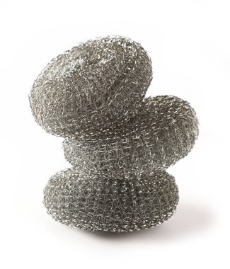 Beyaz arkaplanda metalik süngerler