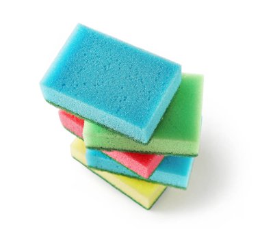 Beyaz arka planda bulaşık süngeri