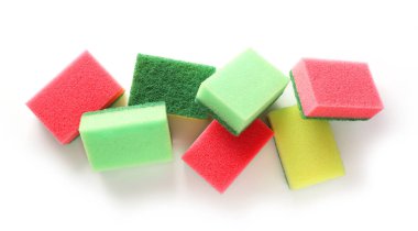 Beyaz arka planda bulaşık süngeri