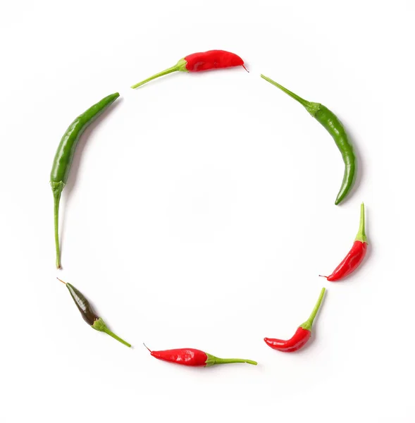 Erilaisia chili paprikat valkoisella taustalla — kuvapankkivalokuva