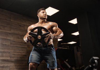 Güçlü atletik erkek bodybuilderl gövde 