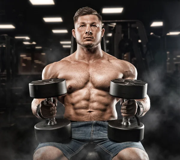 Strong atletický muž bodybuilderl trupu zobrazeno svaly v posilovně — Stock fotografie