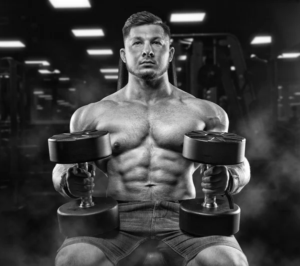 Starker athletischer Mann Bodybuilderl Oberkörper zeigt Muskeln im Fitnessstudio — Stockfoto