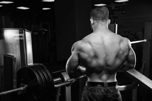 Muscolare atletico bodybuilder modello di fitness in posa — Foto Stock