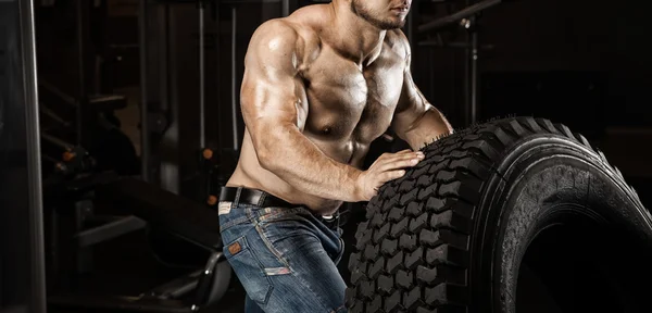 Αθλητική άνθρωπος ισχυρή προβολή κορμού bodybuilderl μύες στο γυμναστήριο — Φωτογραφία Αρχείου