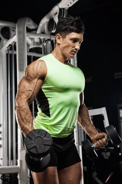 Çıplak vücut yakışıklı kaslı adam onun halter exerci için kullanır