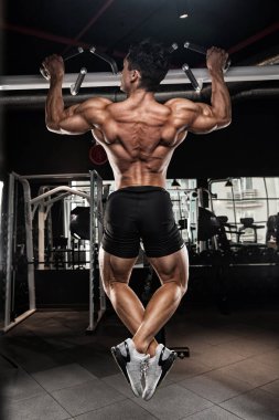 Spor salonu Stu sıkma kaslı bir adam portresi görünümü geri