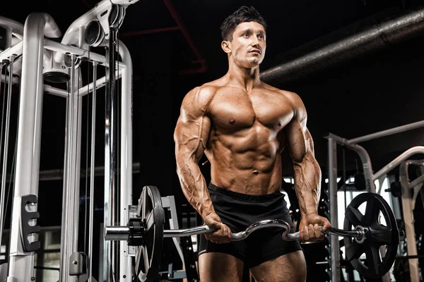 Culturista muscular atleta en el entrenamiento de gimnasia con barra — Foto de Stock