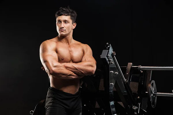 Sexy homme musculaire posant dans la salle de gym, en forme d'abdomen . — Photo