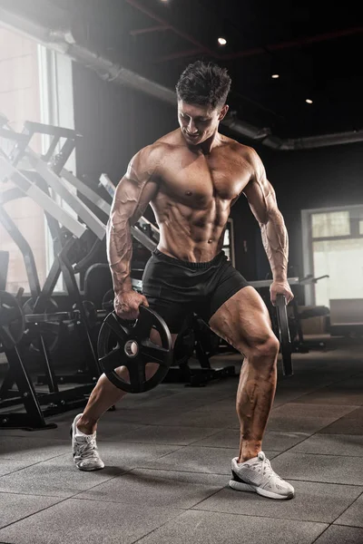 atletik erkek fitness modeli gövde gösteren altı bohça abs