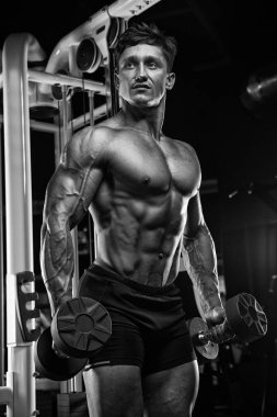 Çıplak vücut yakışıklı kaslı adam onun halter exerci için kullanır