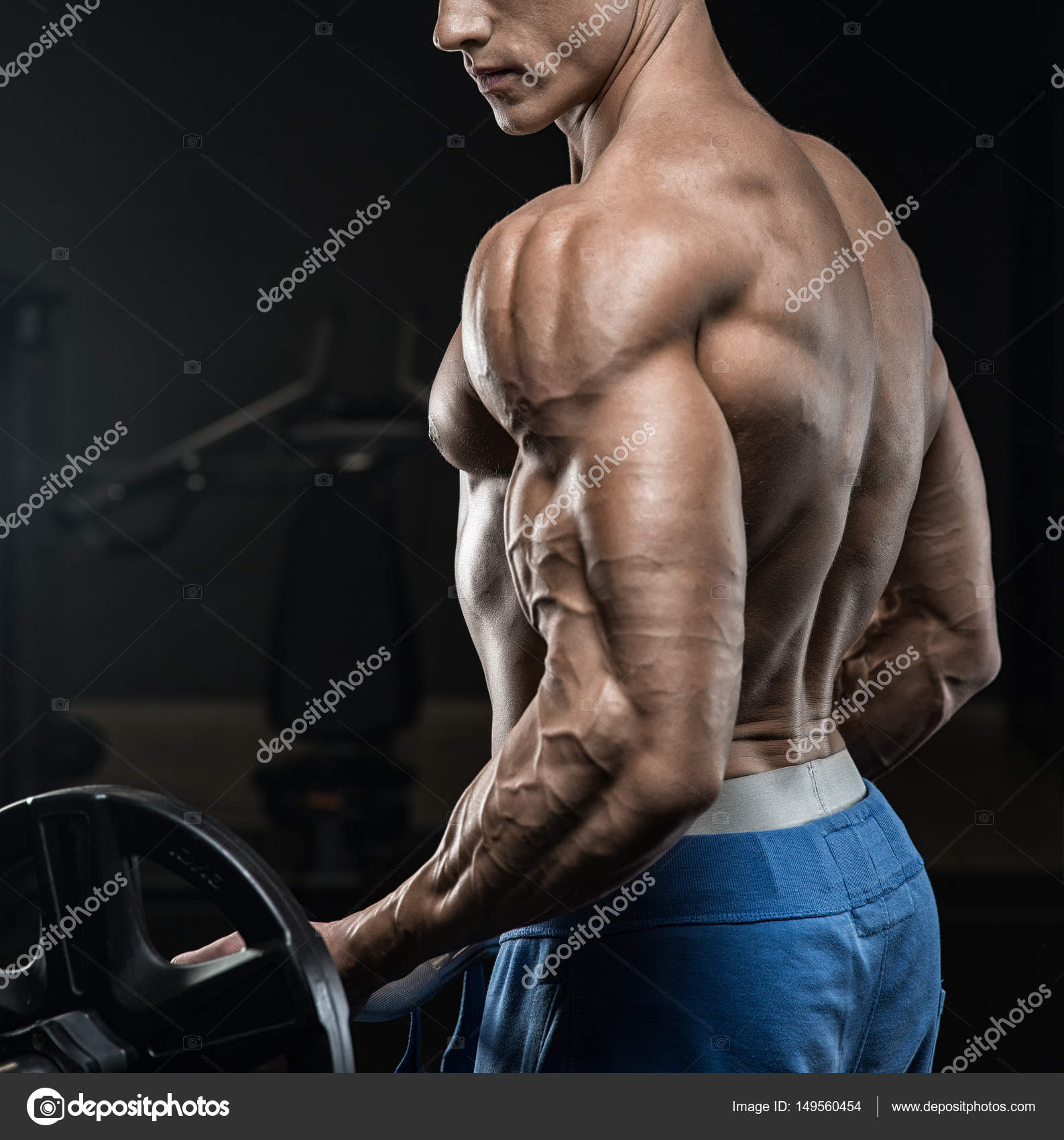 Hombre guapo con grandes músculos, posando ante la cámara en el