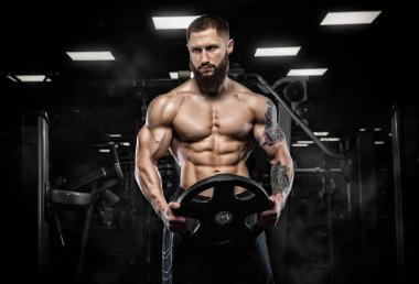 Trapezius makinede için ağır egzersiz yaparak modeli