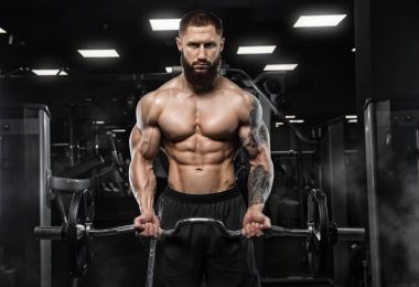 Trapezius makinede için ağır egzersiz yaparak modeli