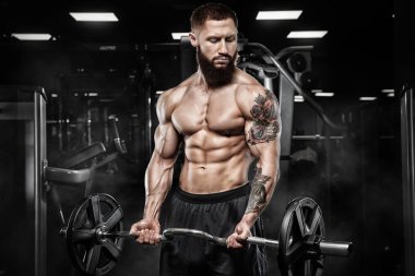 Trapezius makinede için ağır egzersiz yaparak modeli