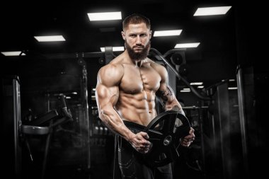 Trapezius makinede için ağır egzersiz yaparak modeli